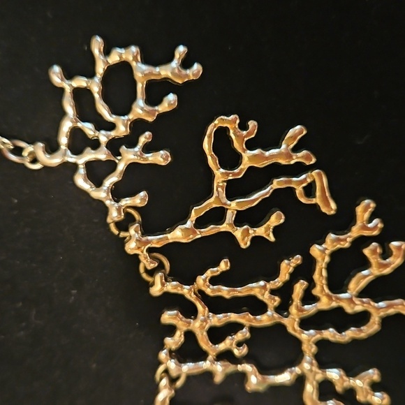 18" Goldtone Coral Design Necklace - Picture 2 of 6
